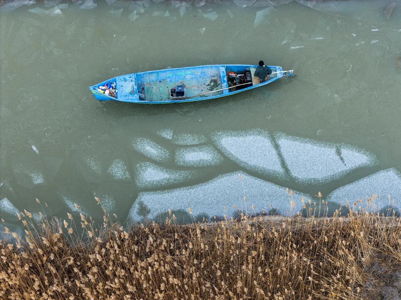 Böylesi görülmedi! Buzla kaplı gölde adım adım ekmek parası