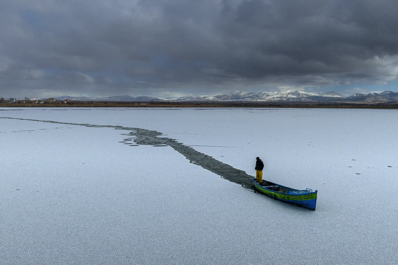 Böylesi görülmedi! Buzla kaplı gölde adım adım ekmek parası
