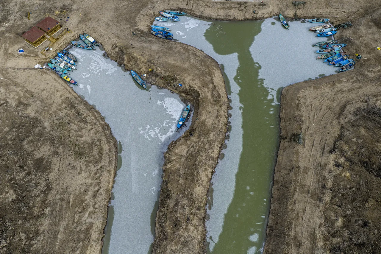 Böylesi görülmedi! Buzla kaplı gölde adım adım ekmek parası
