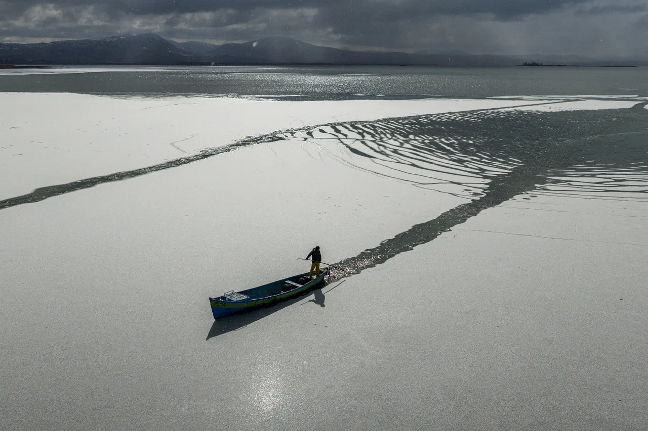 Böylesi görülmedi! Buzla kaplı gölde adım adım ekmek parası