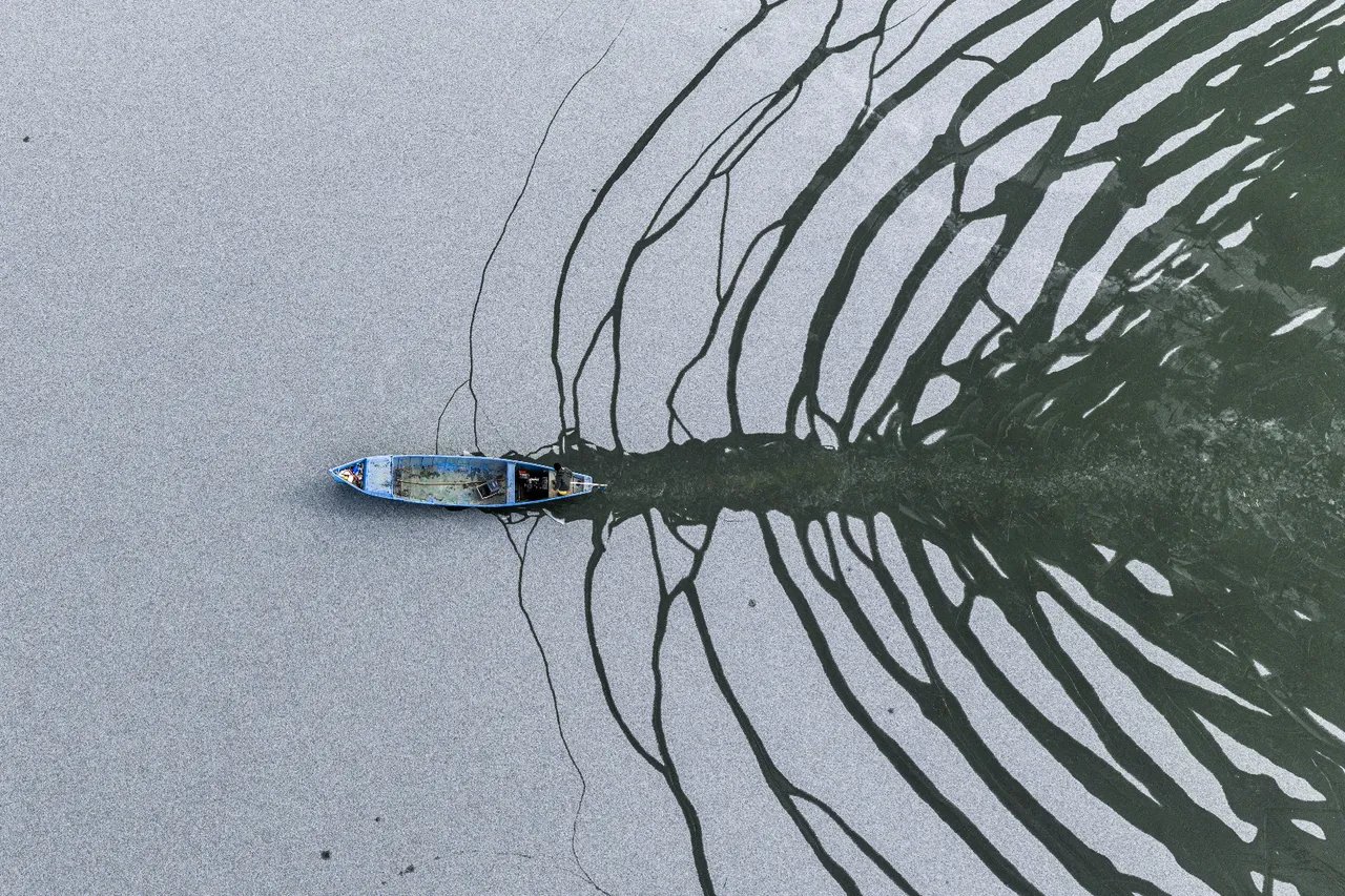 Böylesi görülmedi! Buzla kaplı gölde adım adım ekmek parası