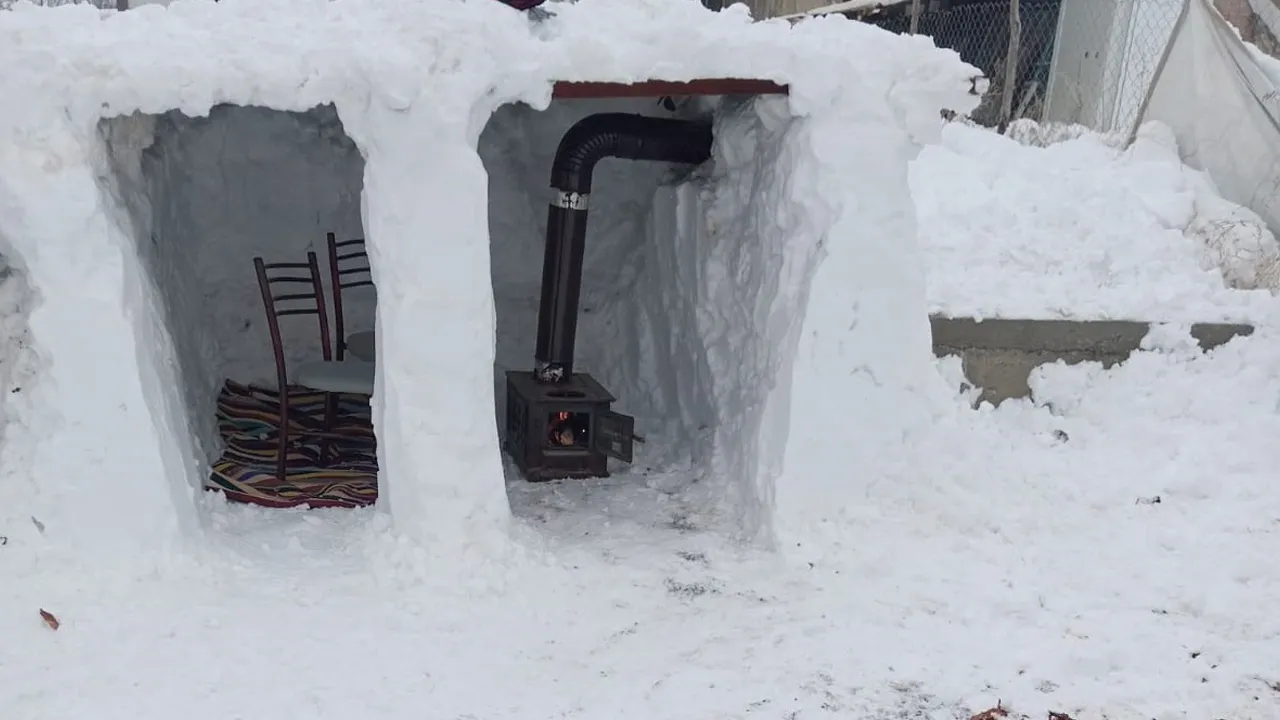 Bu da kardan ev! Malatyalı baba çocukları için yaptı