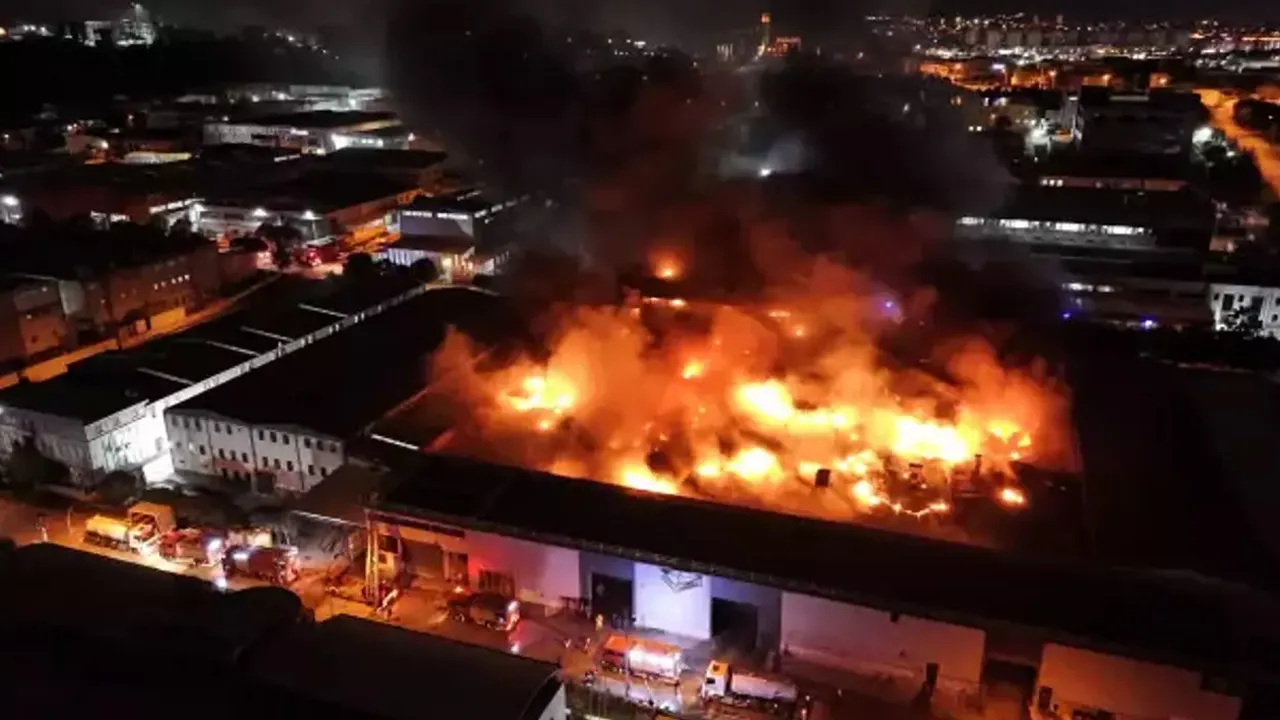Bursa'da yangın! Kimyasal kaplama fabrikası alev alev... 