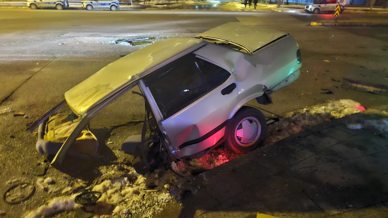 Erzincan'da kaza! İki otomobilin çarpıştı, yaralılar var
