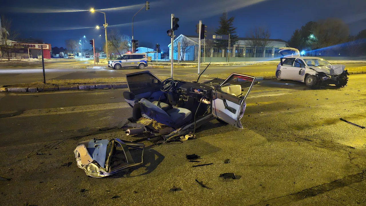 Erzincan'da kaza! İki otomobil çarpıştı, yaralılar var