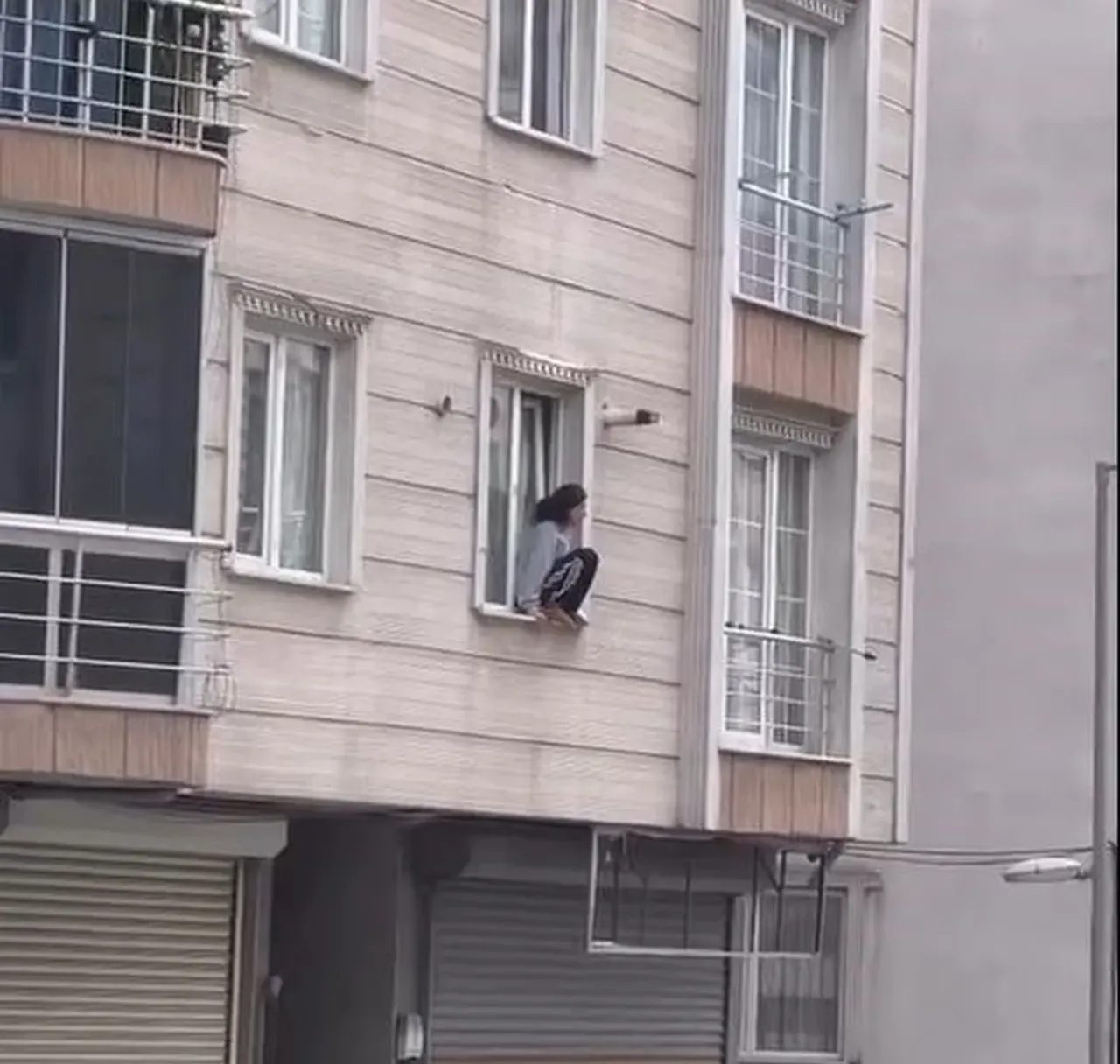Esenyurtta korku dolu anlar! Eve kilitlenen genç kadın kendini camdan attı