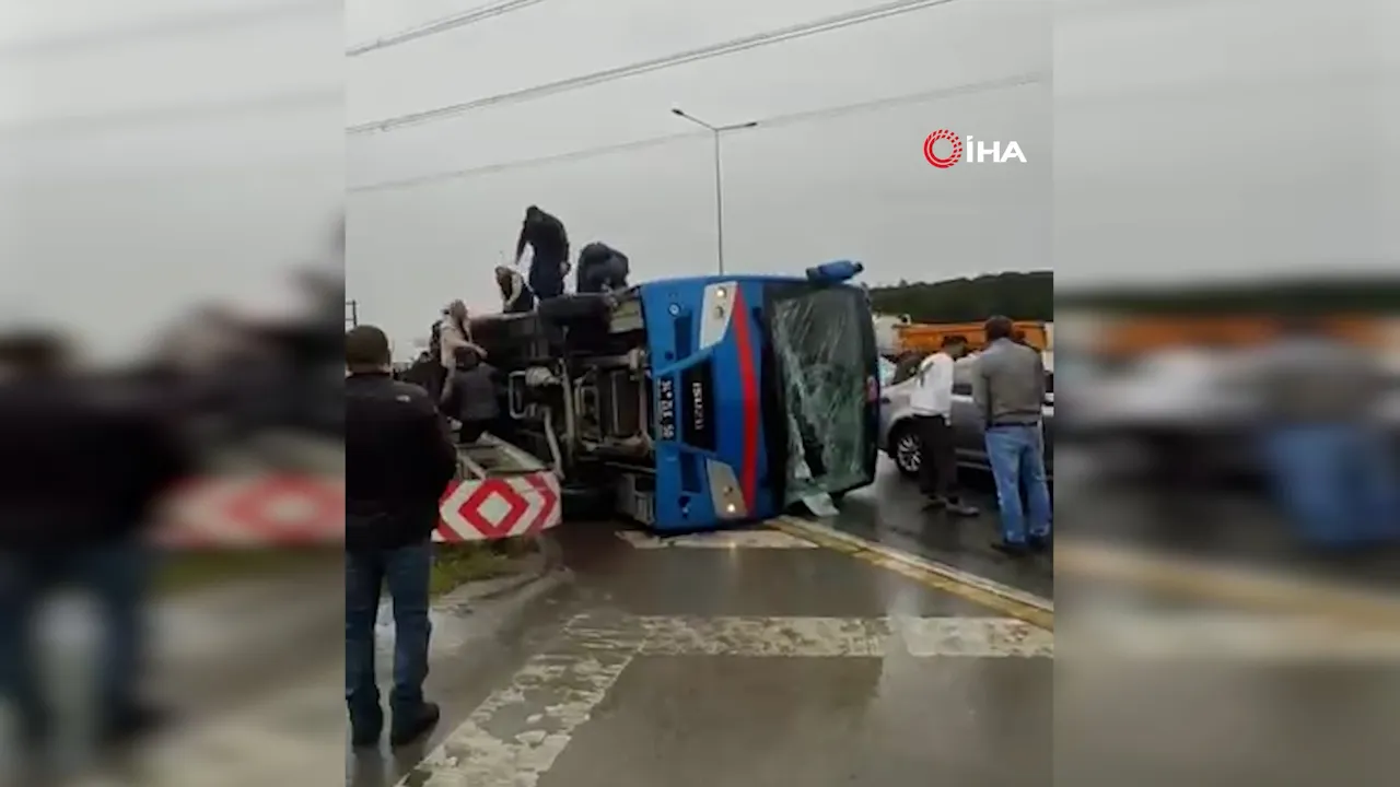 Eyüpsultan'da cezaevi nakil aracı devrildi! Ekipler seferber oldu