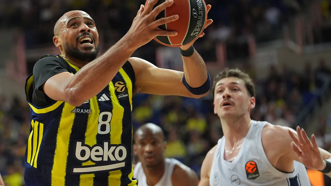 Fenerbahçe, EuroLeague'deki Türk derbisini farklı kazandı