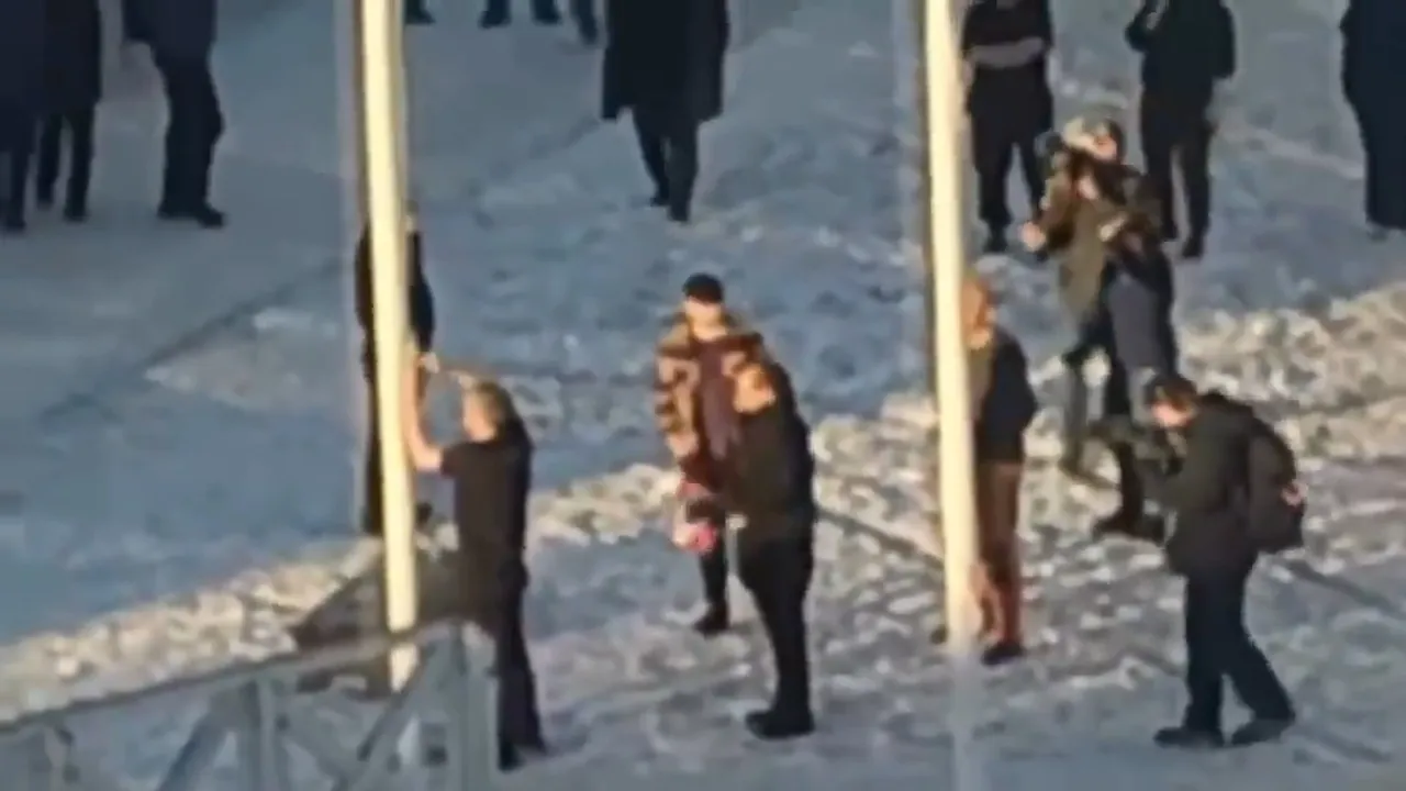 Grönlandi karıştıran olay! ABD bayrağını göndere çekmeye çalışan vatandaşa halk müdahale etti