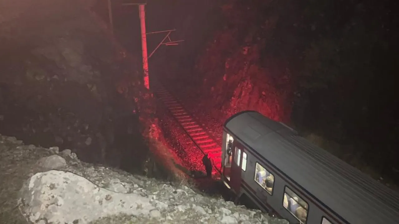 Heyelan yolcu treninin lokomotifi ve vagonunu raydan çıkardı! Facia ucuz atlatıldı