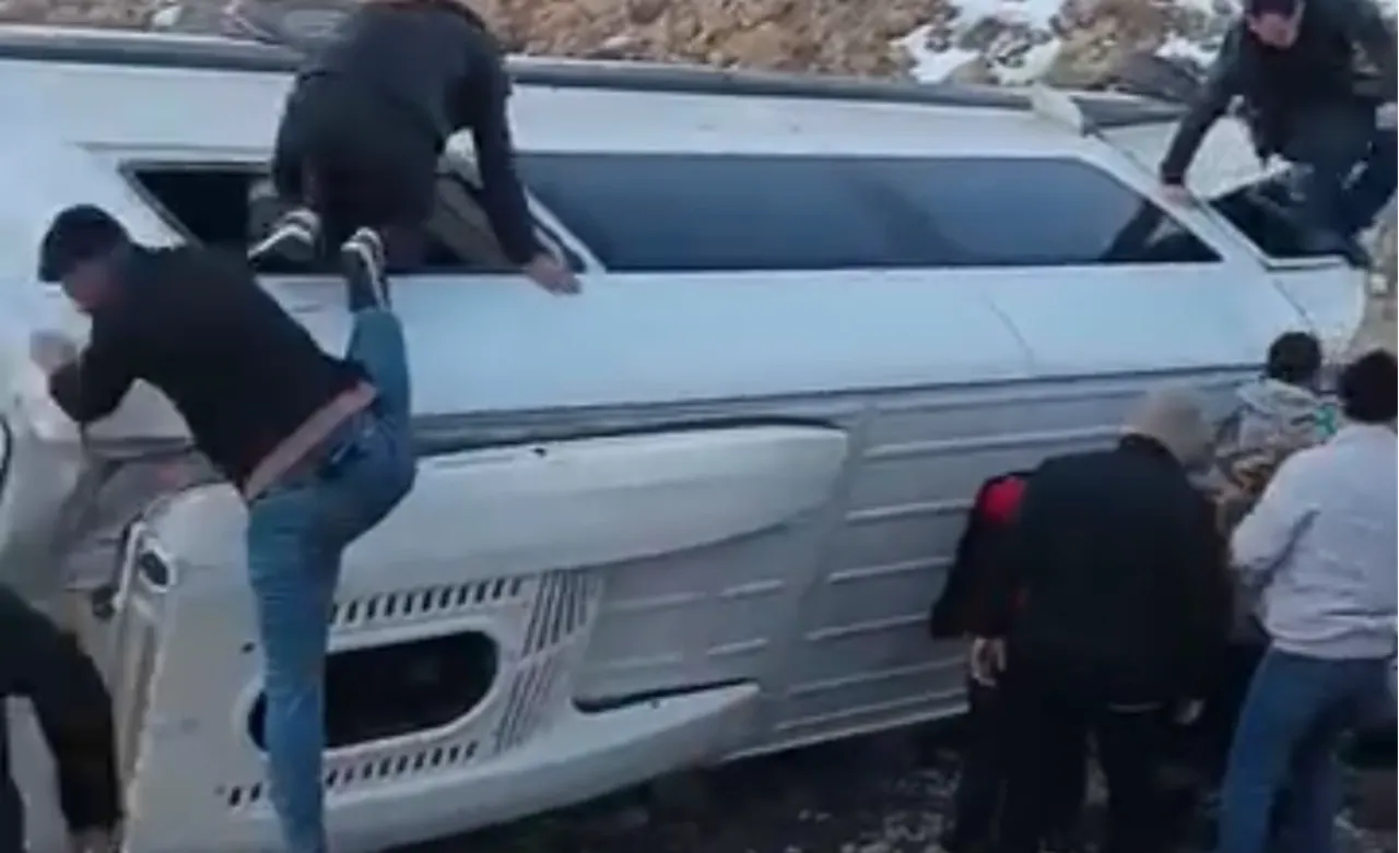 İşçi servisi şarampole devrildi! Yaralılar var