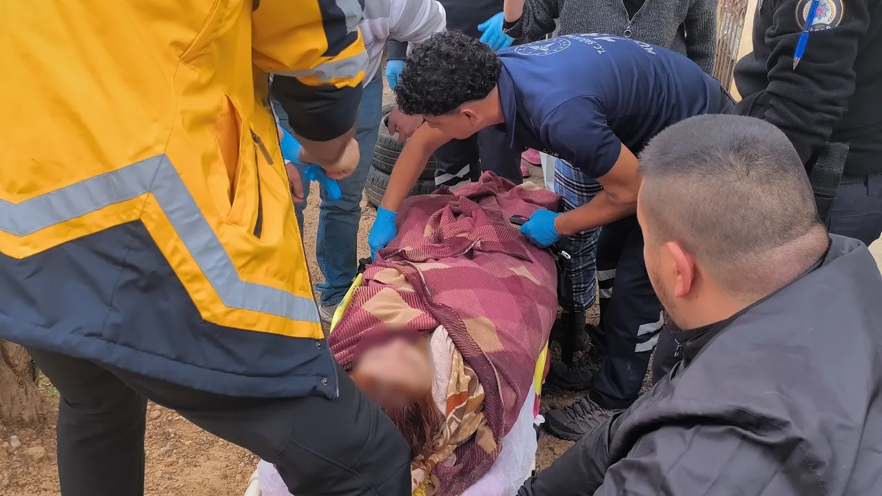 İşe gitmek isterken foseptik çukuruna düşen kızın yardımına vatandaşlar koştu!