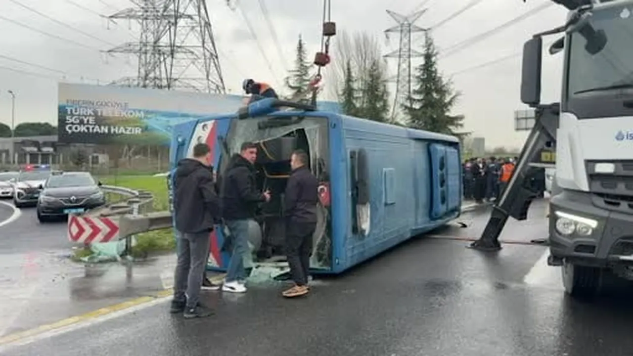 İstanbul'da cezaevi aracı devrildi: 2'si ağır 19 kişi yaralandı