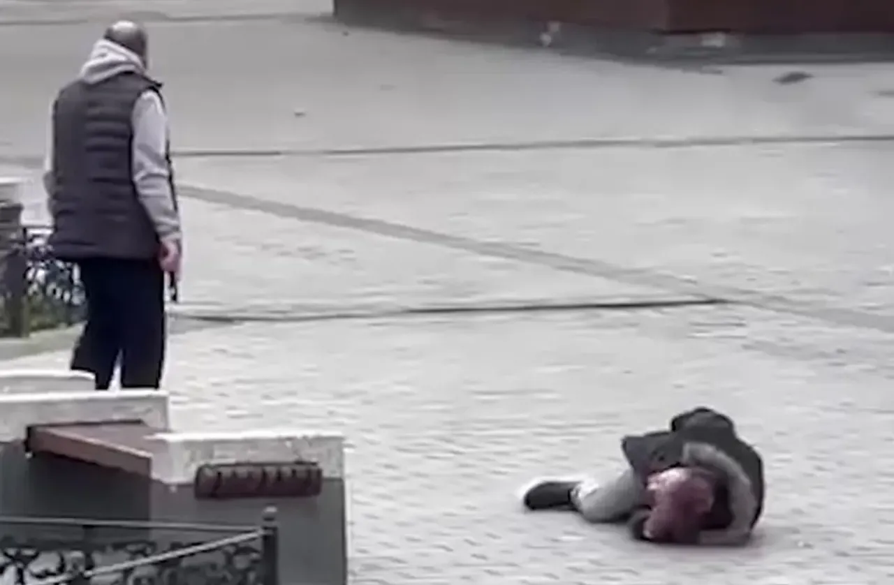 İstanbulda Mısır Çarşısı girişinde silahlı kavga! Önce vurdu, sonra başında bekledi