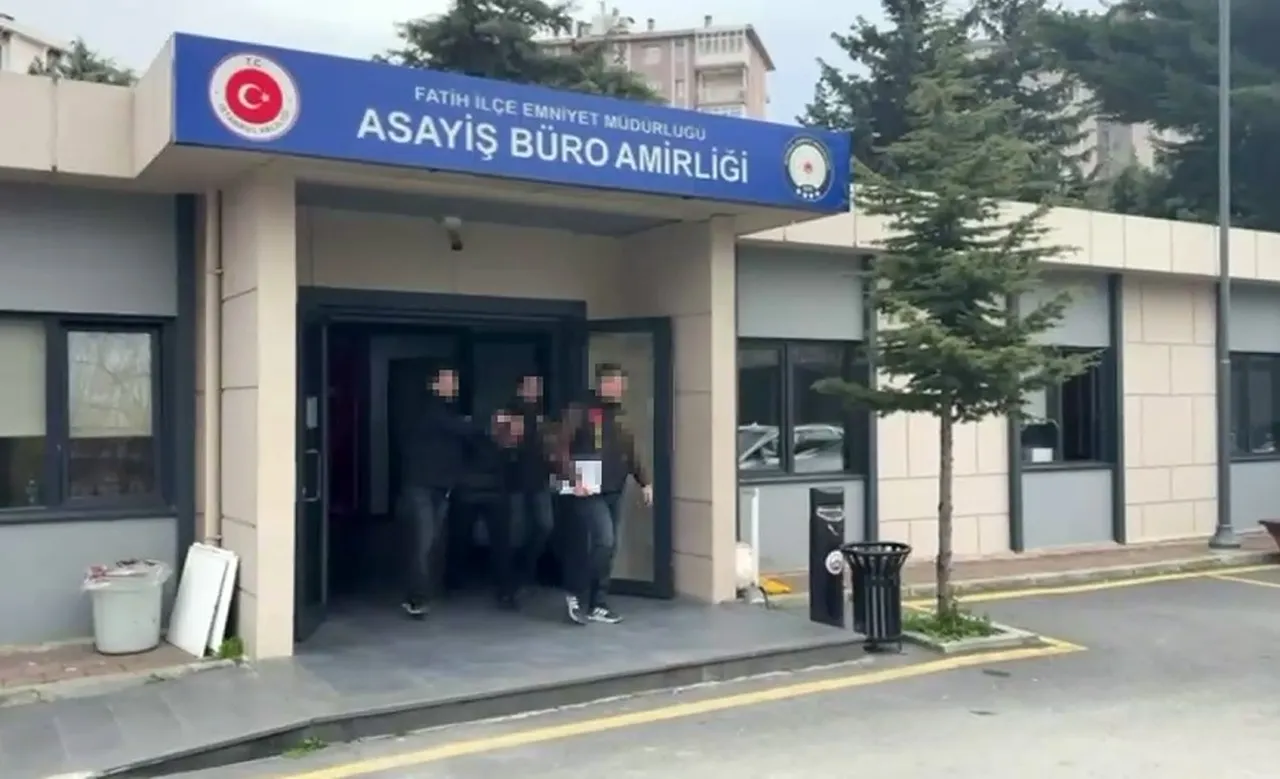 İstanbulda Mısır Çarşısı girişinde silahlı kavga! Önce vurdu, sonra başında bekledi