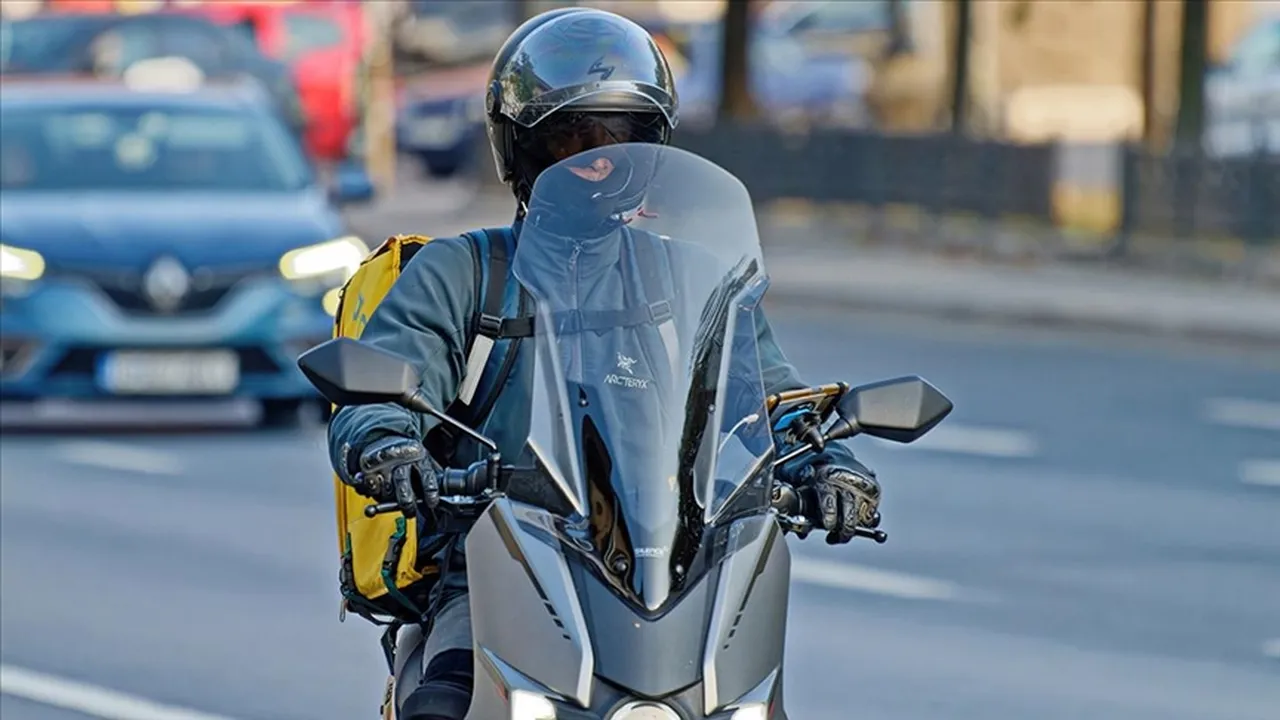 Kuryelerin sürücü belgesinde yaş sınırı yükseltildi