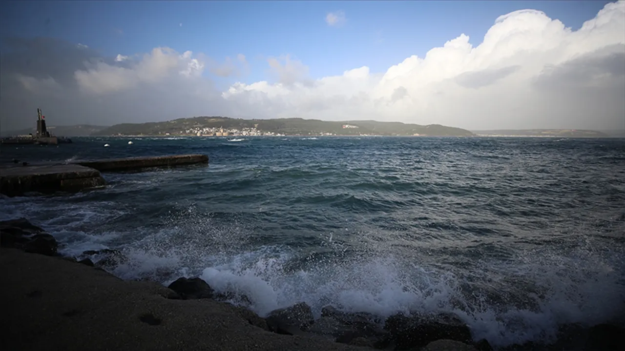 Meteoroloji sarı kod vermişti! Çanakkale’de gemi geçişlerine fırtına engeli
