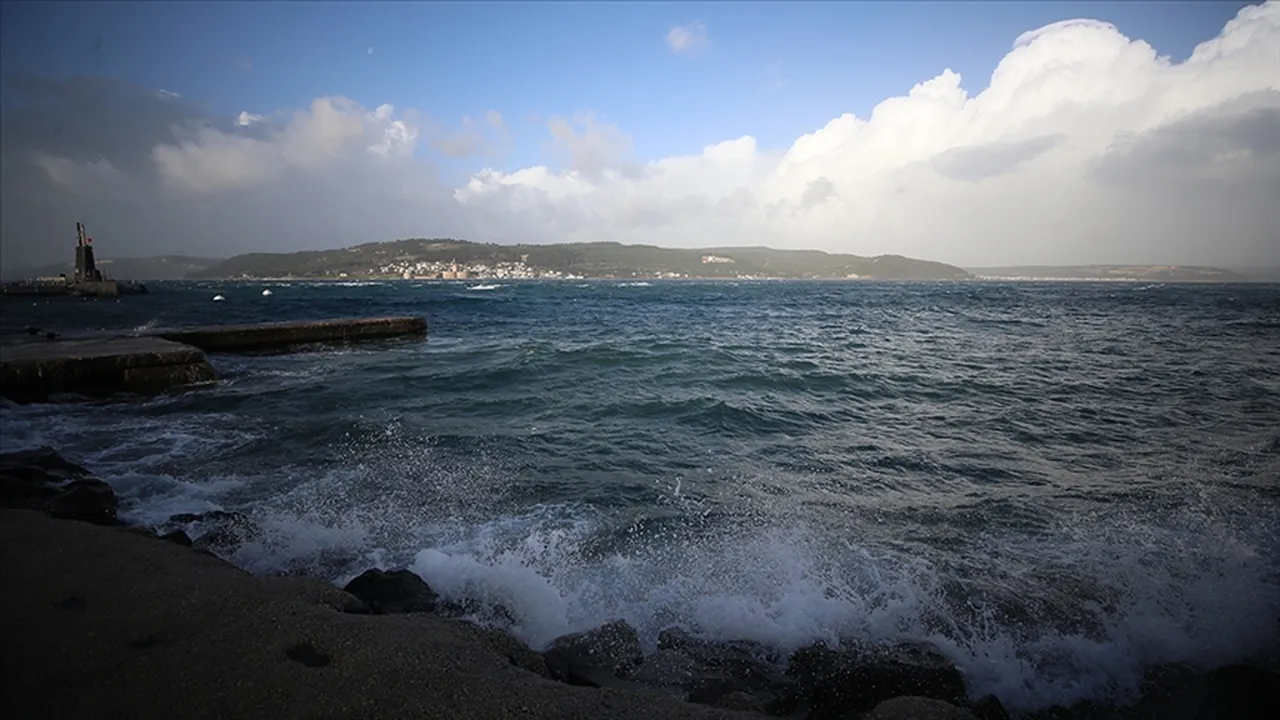 Meteoroloji sarı kod vermişti! Çanakkale’de gemi geçişlerine fırtına engeli
