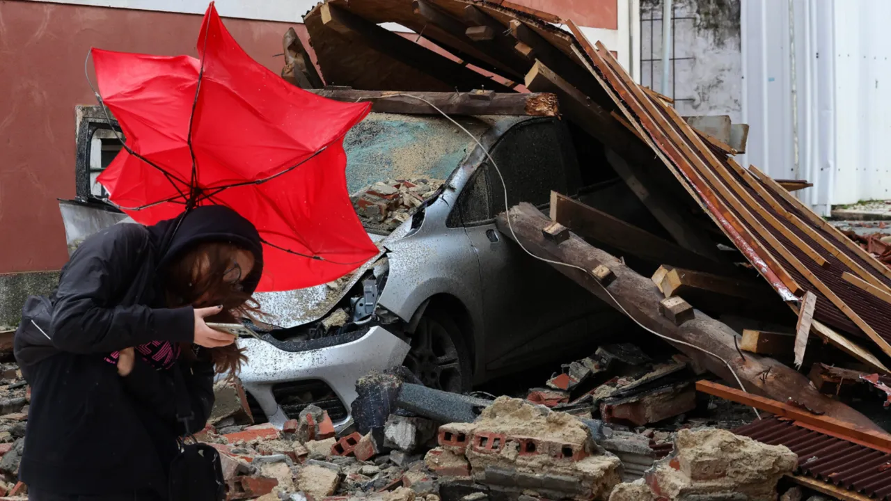 Portekiz'i Kristin fırtınası vurdu! En az beş kişi hayatını kaybetti, 850 binden fazla kişi karanlığa gömüldü