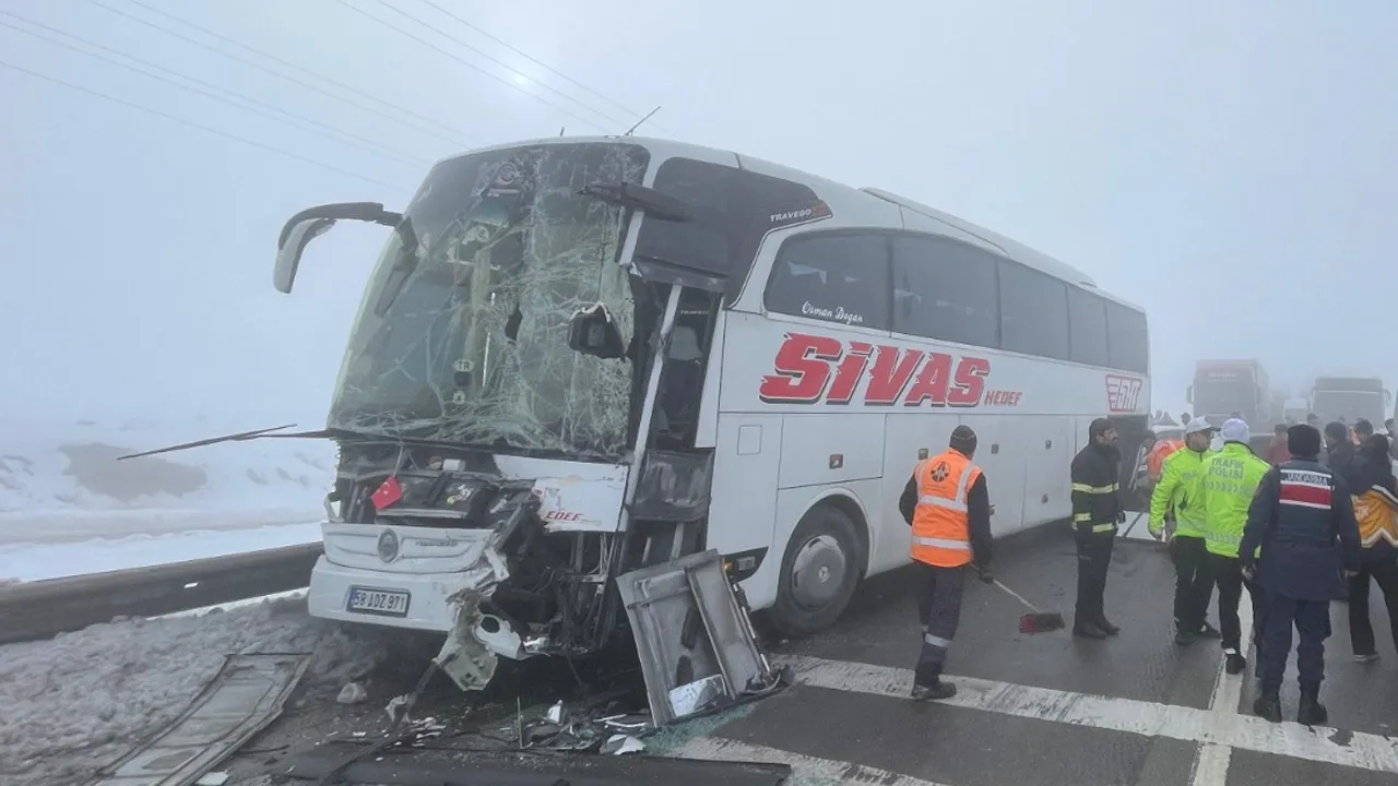 Sivas'ta sis zincirleme kazaya neden oldu: Yaralılar var