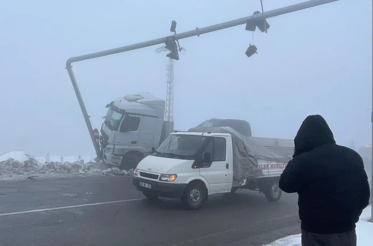 Sivas'ta sis zincirleme kazaya neden oldu: Yaralılar var