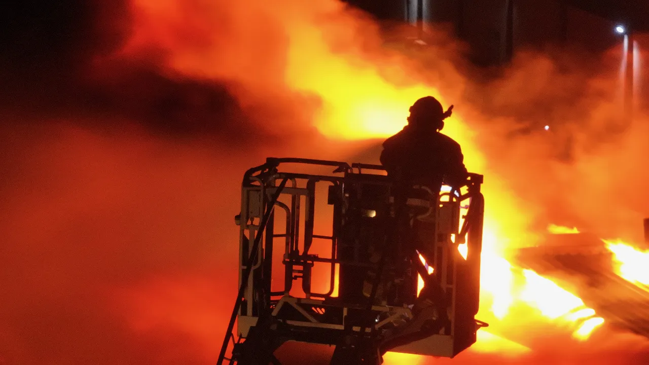 Strafor fabrikasında büyük yangın! Ekipler seferber oldu