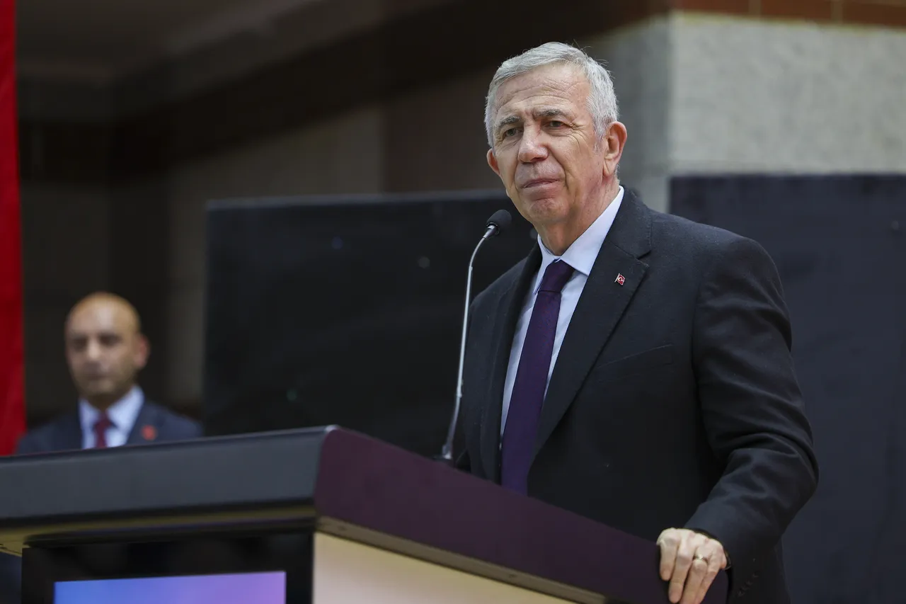 Suyu kesilen el kaldırsın  dedi! Mansur Yavaşı şoke eden manzara