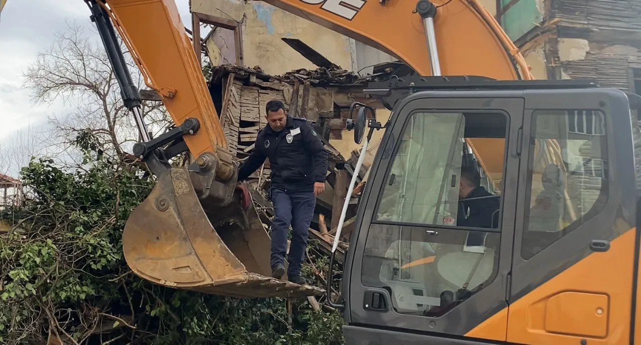 Yıkımı durdurup gönülleri fethetti! Zabıtadan yürek ısıtan hareket