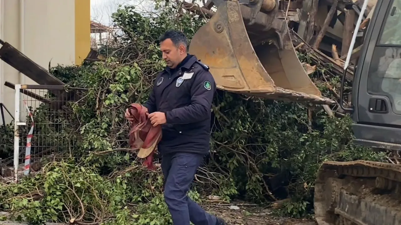 Yıkımı durdurup gönülleri fethetti! Zabıtadan yürek ısıtan hareket