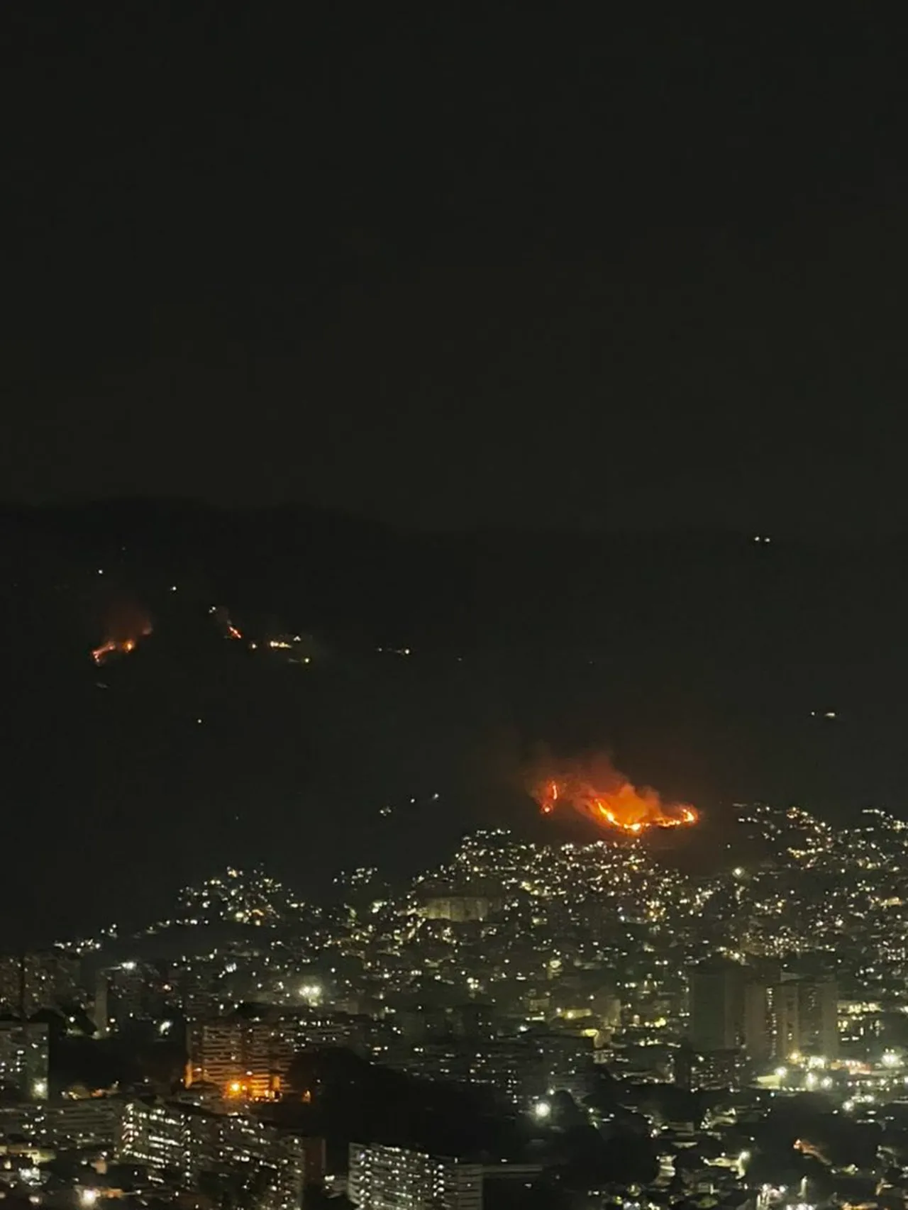 Patlamalardan sonra ABD CH-47 helikopterlerinin Caracas, Venezuela üzerinde uçtuğu görüldü,