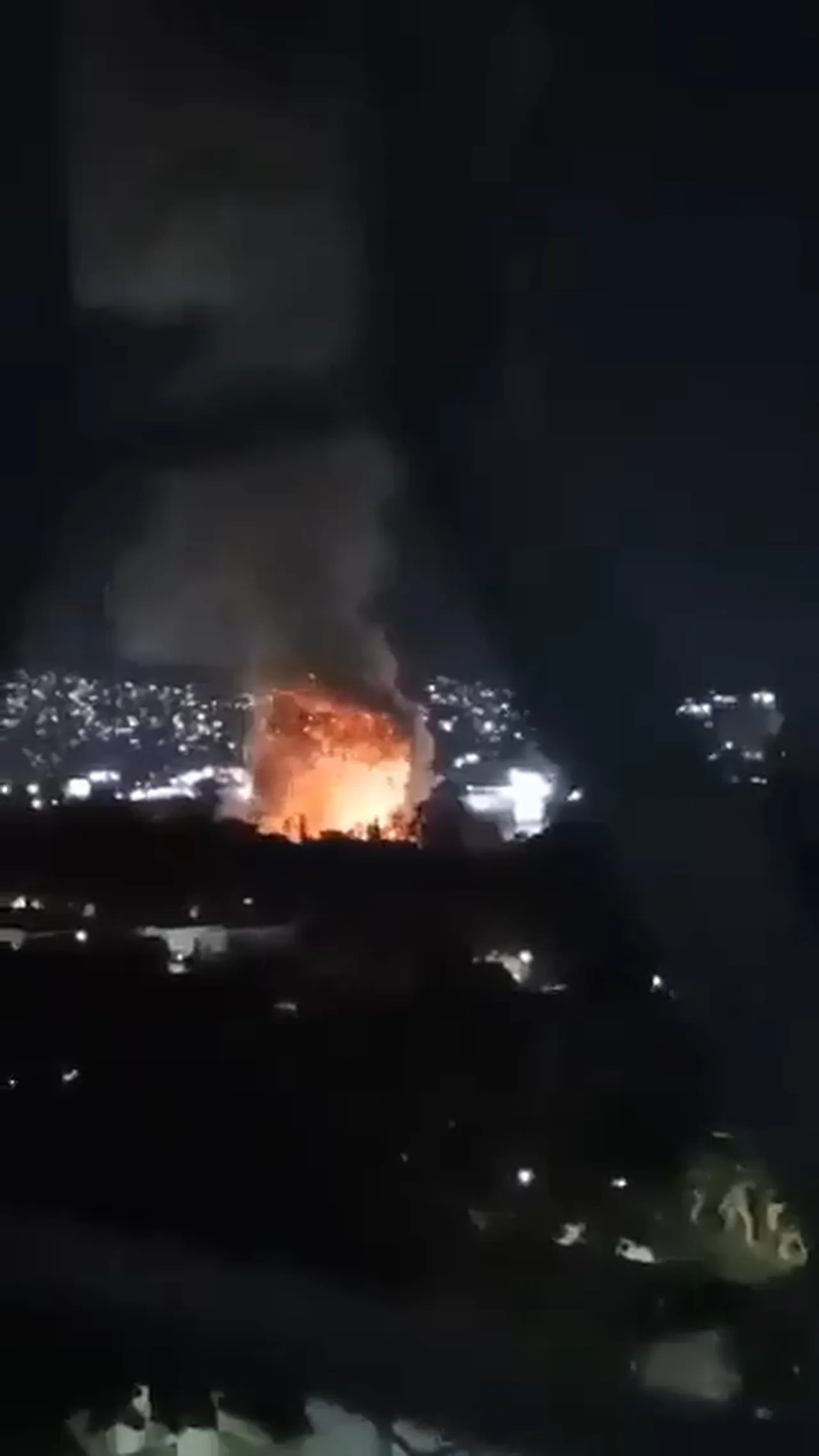 ABD’nin Venezuela’nın başkenti Caracas’ta bir limanı hedef alan hava saldırıları düzenlediği iddia edildi.