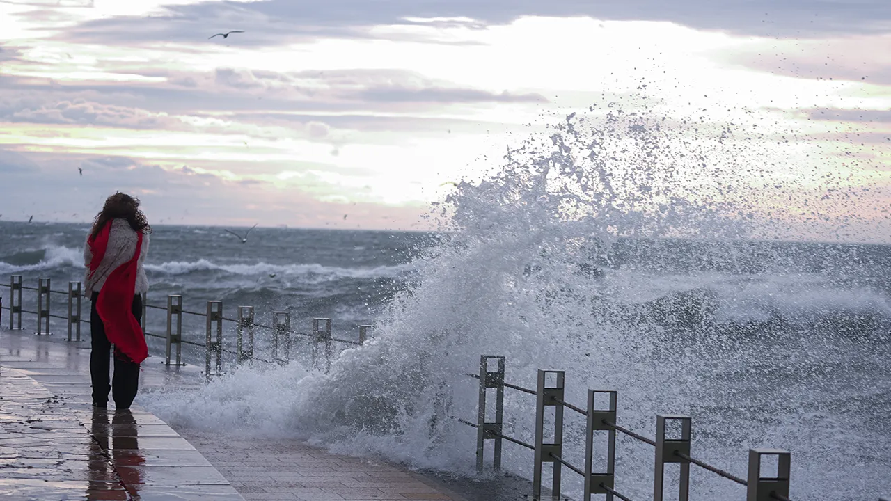 AKOMdan İstanbula uyarı! Fırtına şiddetini artıracak, seferler iptal