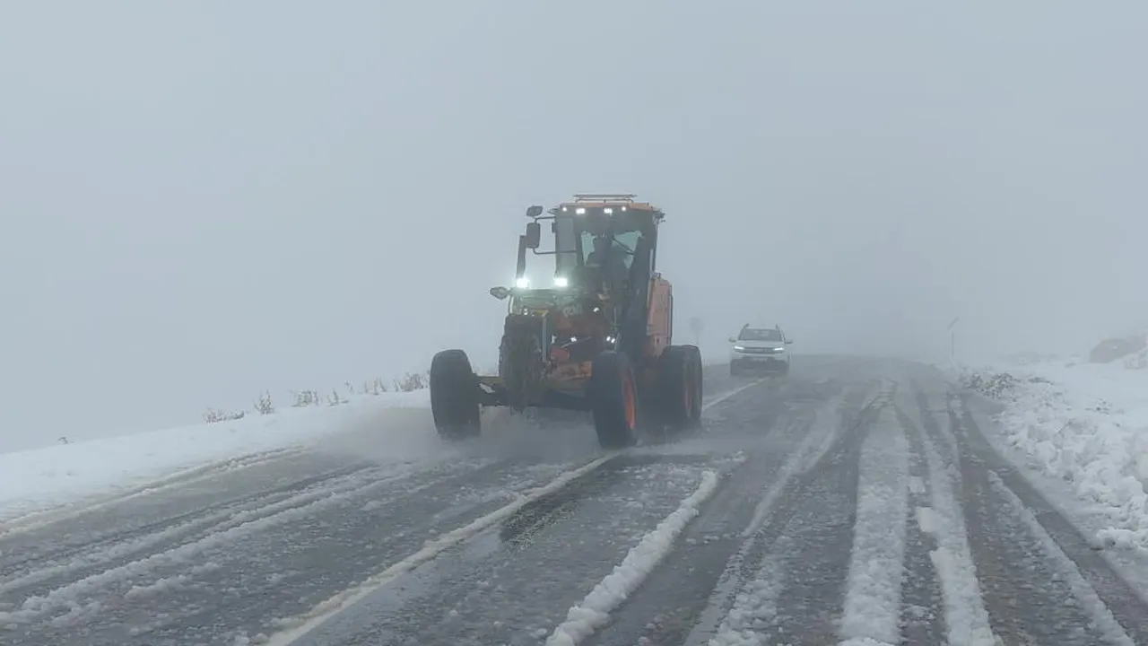 Çığ bölgesinde çalışan greyder şarampole yuvarlandı