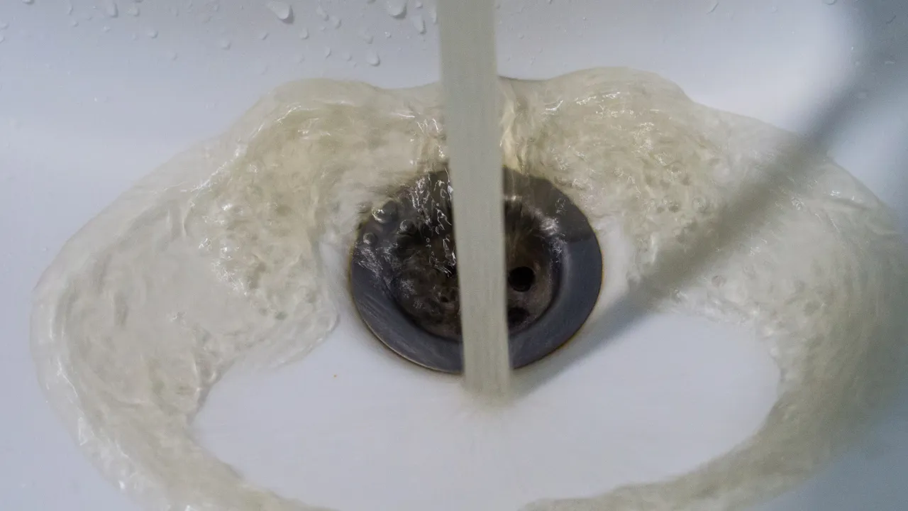 Hindistanda musluklardan su yerine mikrop aktı: En az 10 kişi hayatını kaybetti