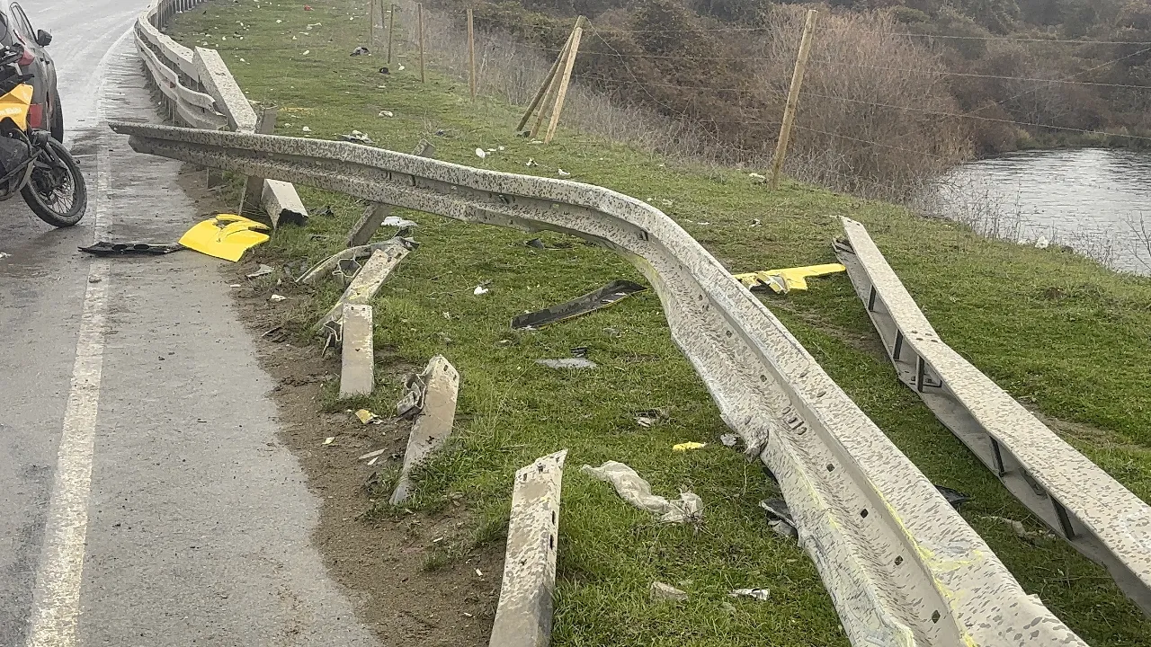 İETT otobüsü bariyerlere çarptı! Ekipler bölgede