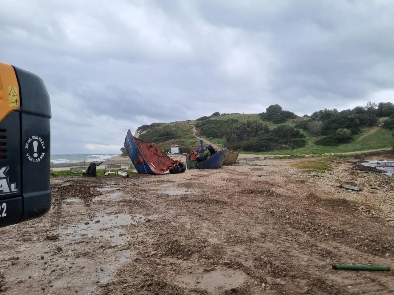 İzmirde sit alanı statüsündeki sahilde asbestli gemi skandalı!