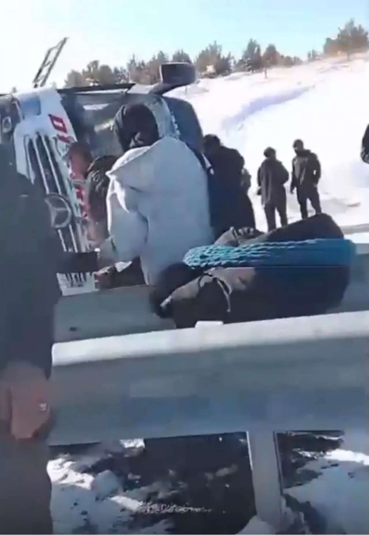 Kars’ta feci kaza: Yolcu otobüsü devrildi, 17 yaralı