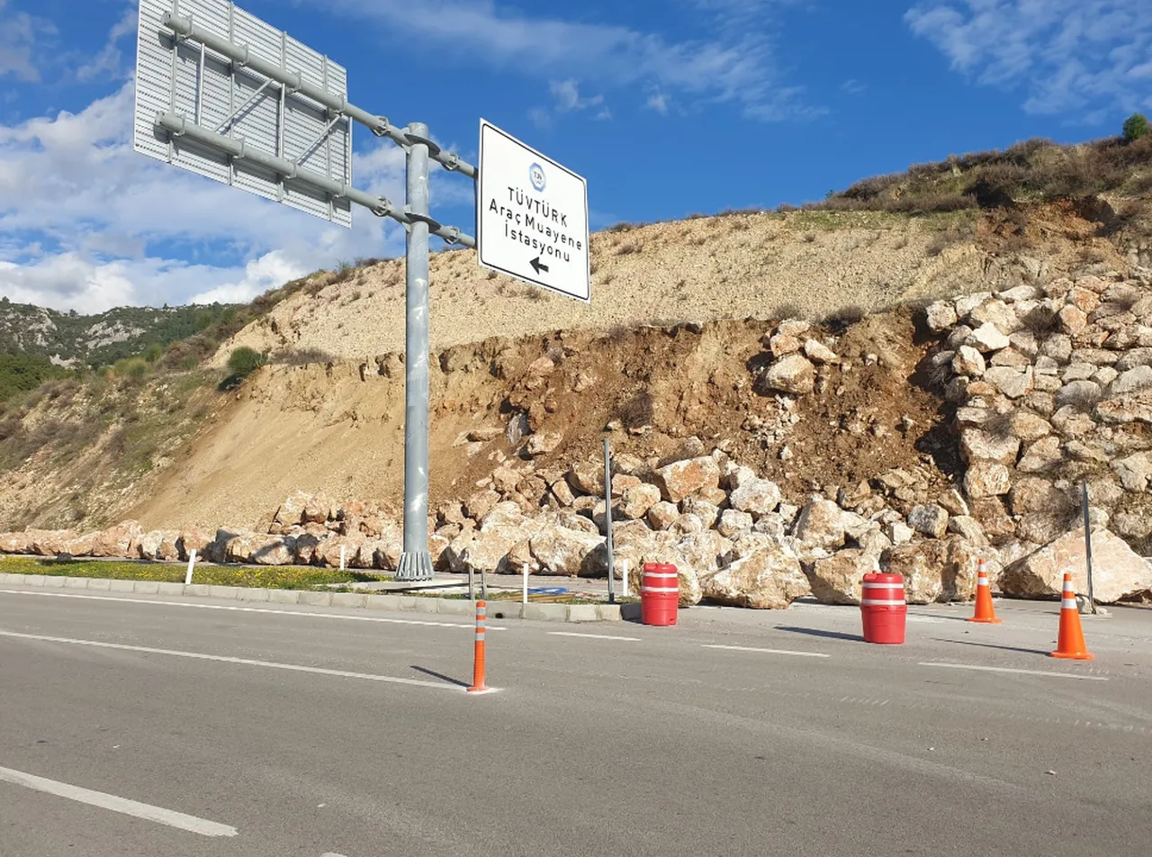 Kumluca-Kemer karayolunda toprak kayması! Heyelanı önlemek için örülen duvar da hasar gördü