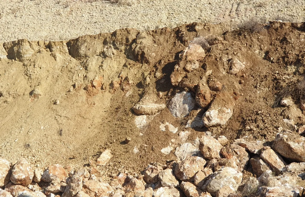 Kumluca-Kemer karayolunda toprak kayması! Heyelanı önlemek için örülen duvar da hasar gördü