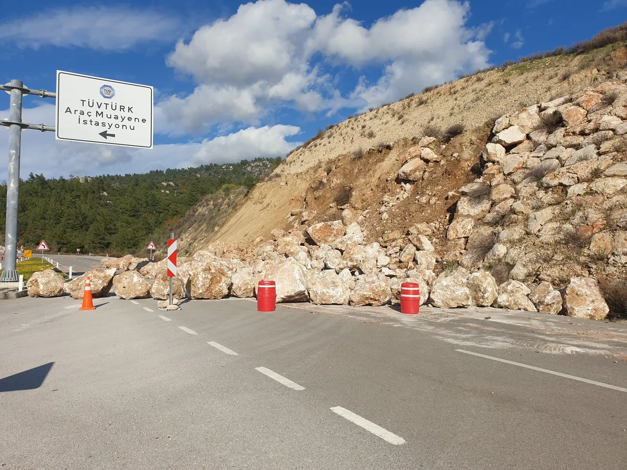 Kumluca-Kemer karayolunda toprak kayması! Heyelanı önlemek için örülen duvar da hasar gördü