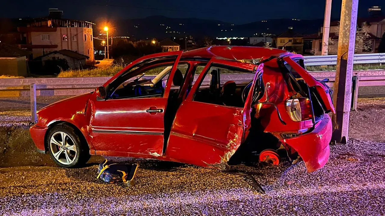 Otomobil direğe çarptı, aile darmadağın oldu! Anne ağır yaralı, baba ve oğlu öldü