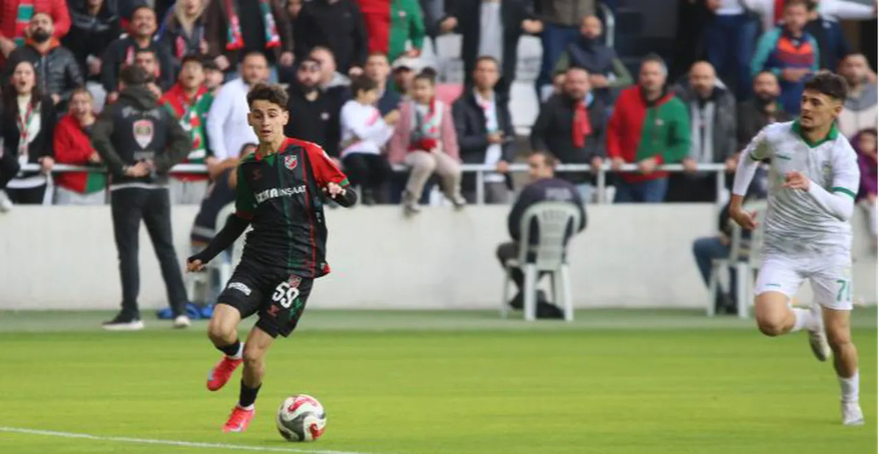 Karşıyaka altyapısından yetişen Ali Yeşilyurt, Eylül 2022'de profesyonel sözleşme imzaladı