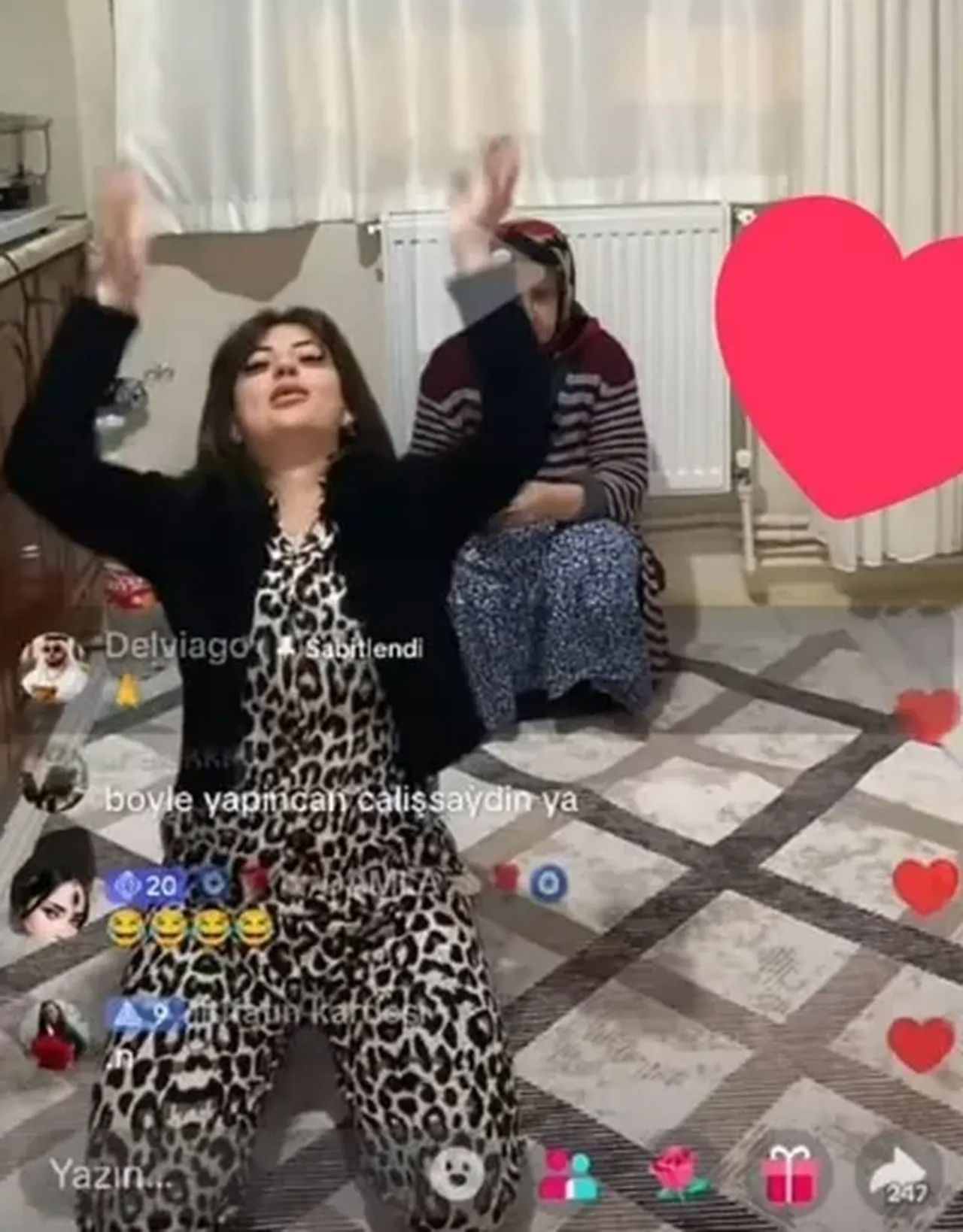 TikTokta yürekleri sızlatan görüntü! Demans hastası annesini kullanarak para topladı