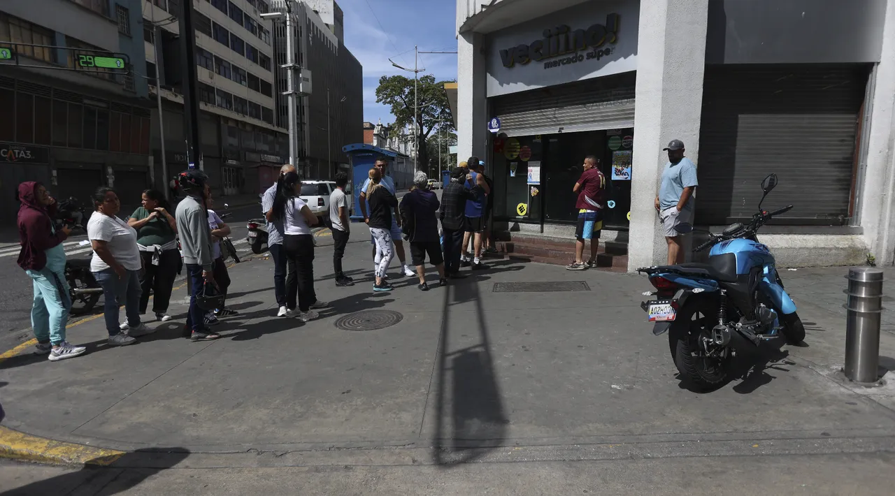 MARKETLERİN  ÖNÜNDE UZUN KUYRUKLAR