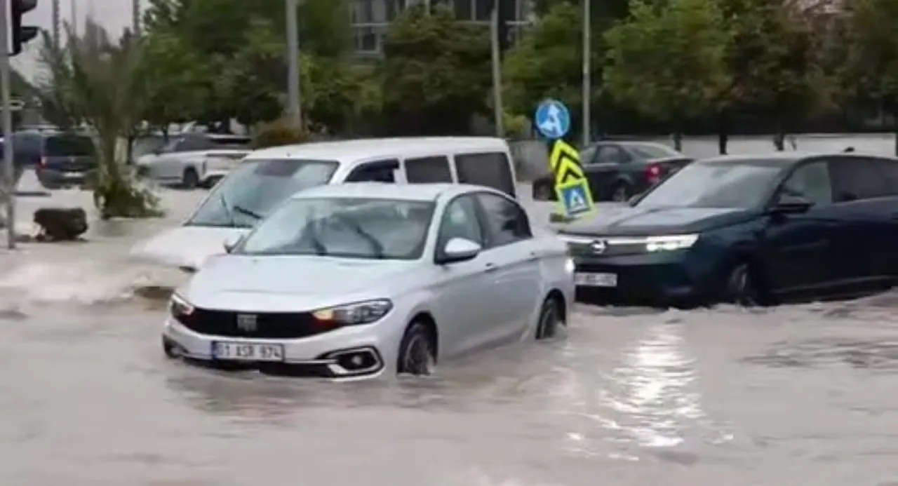 Adana sular altında! Araçlar yolda kaldı, vatandaşlar mahsur