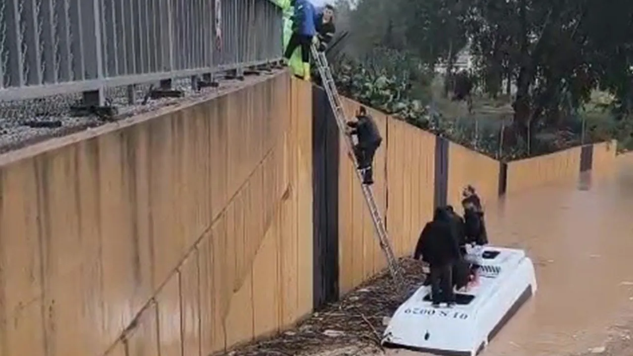 Adana sular altında! Araçlar yolda kaldı, vatandaşlar mahsur