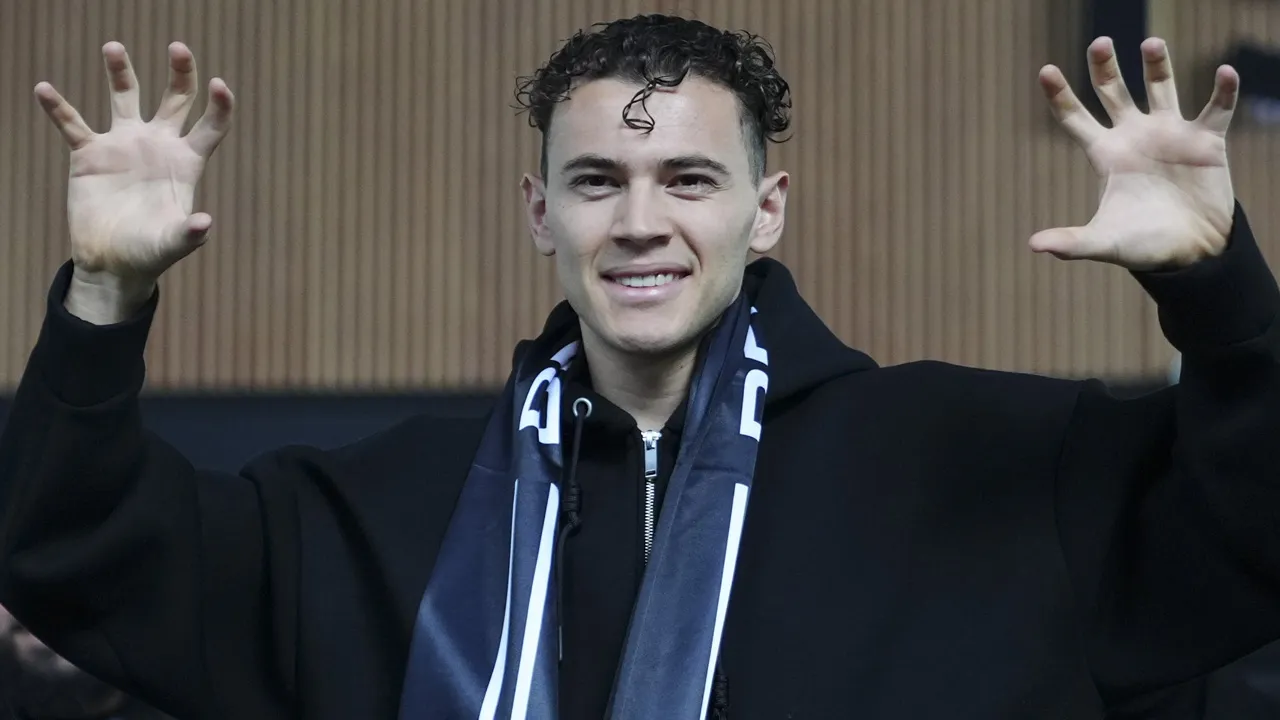 Kristjan Asllani, İstanbul'da: Beşiktaş atkısını taktı, Kartal pozu verdi