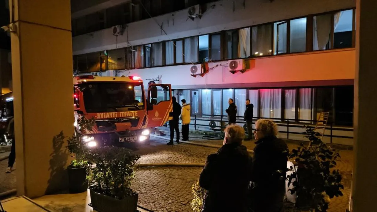 Beyoğlu’nda sıcak saatler! Otel yangınında mahsur kalanlar kurtarıldı