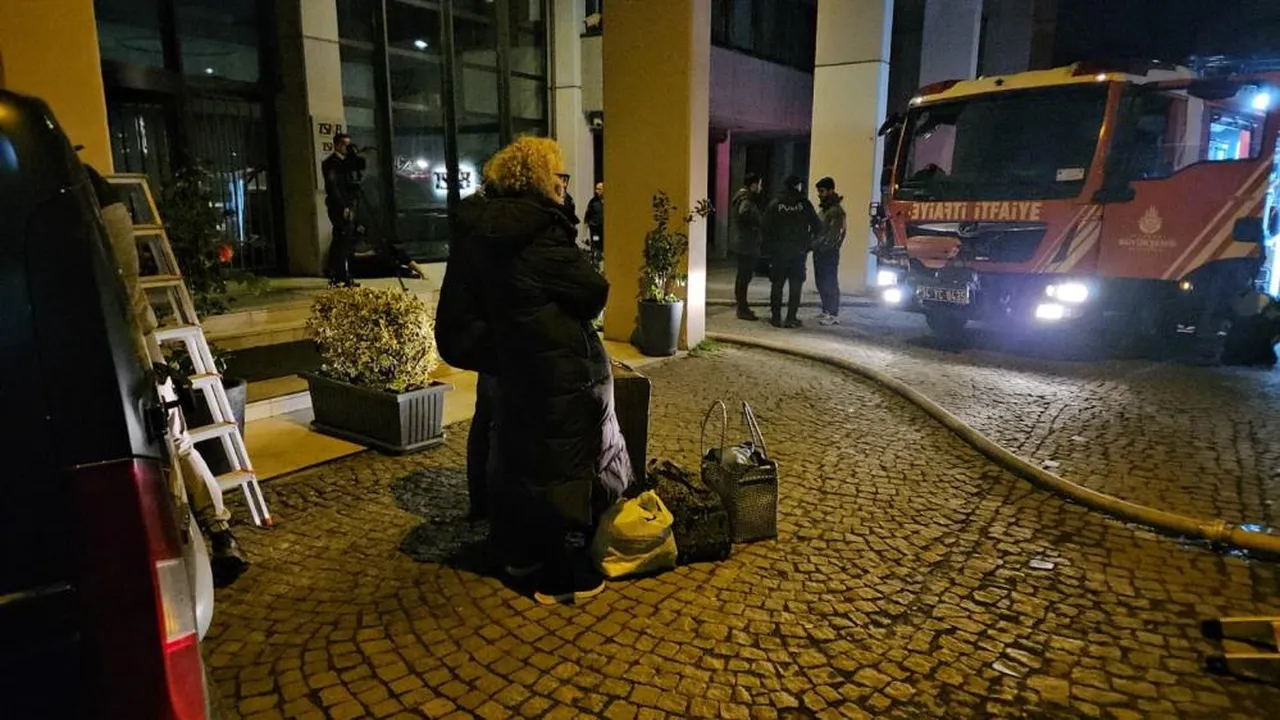 Beyoğlu’nda sıcak saatler! Otel yangınında mahsur kalanlar kurtarıldı