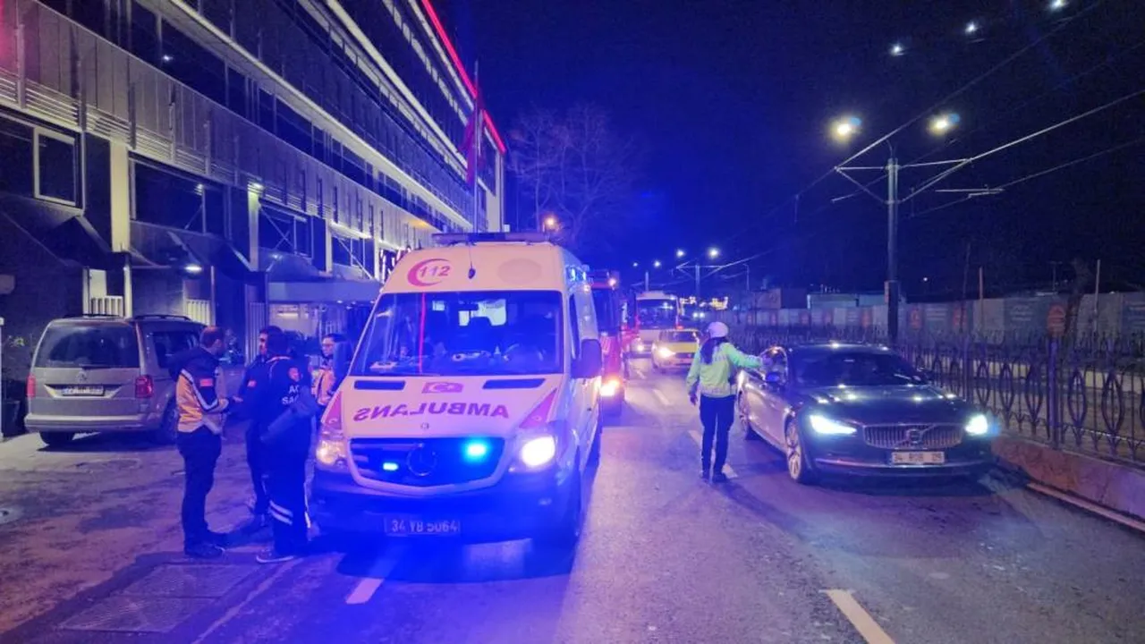 Beyoğlu’nda sıcak saatler! Otel yangınında mahsur kalanlar kurtarıldı